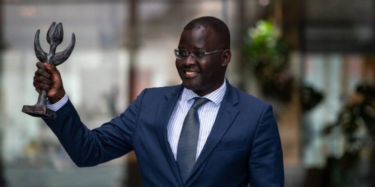 nicholas opiyo met de mensenrechtentulp 750x375 1