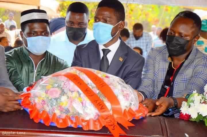 Bobi Wine laying a wreath on the casket of Sembuya