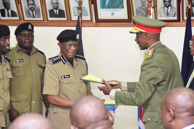 Kale Kayihura handing over to Ochola